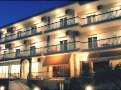 Iris Hotel 2*